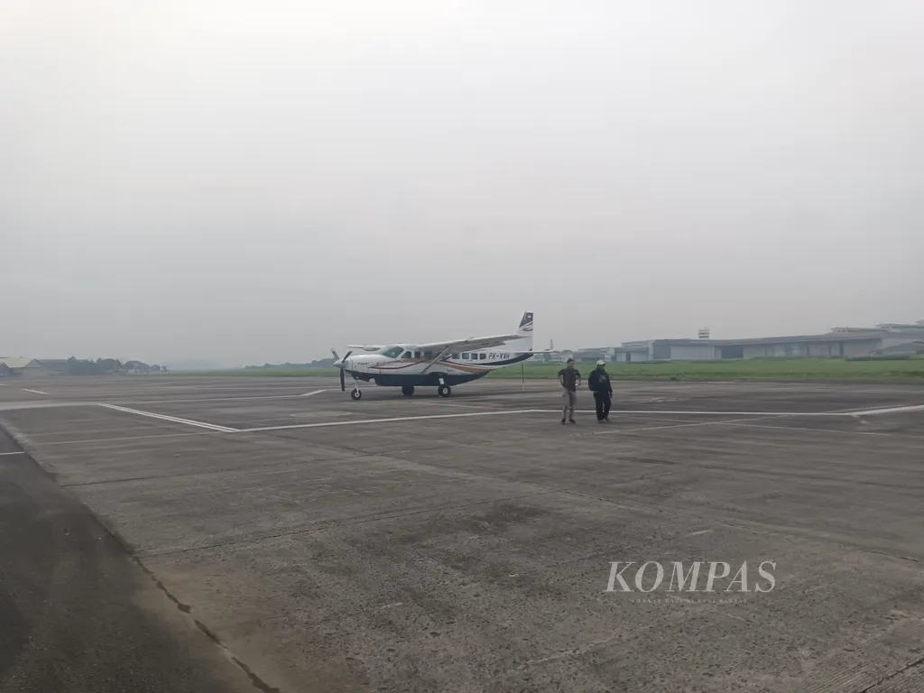 Suasana Bandara Husein Sastranegara di Kota Bandung, Jawa Barat pada Rabu (2/7/2025). Panjang landasan pacu bandara ini adalah 2.250 meter dan lebarnya 45 meter. 