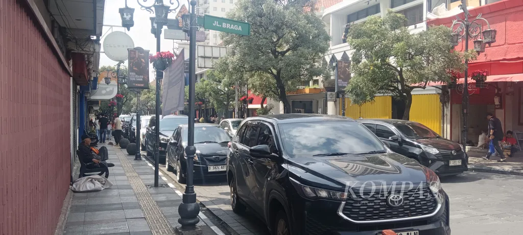 Tampak suasana di Jalan Braga, salah satu destinasi wisata di Kota Bandung, Jawa Barat, Senin (22/12/2025). Panjang Jalan Braga sekitar 700 meter. 