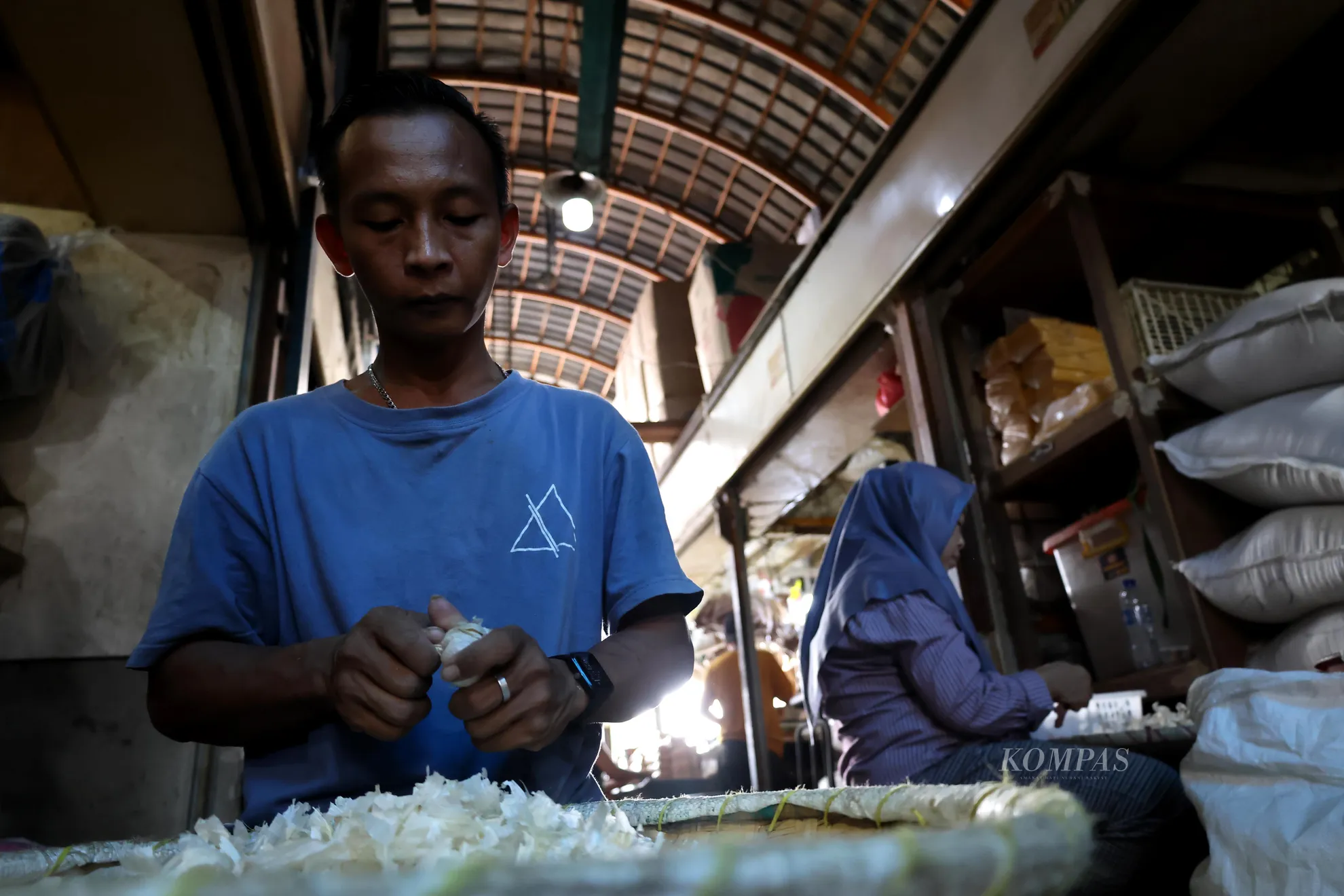 Buruh kupas membersihkan kulit bawang putih di Pasar Induk Kramatjati, Jakarta, Sabtu (18/7/2026). Tingginya nilai tukar dolar berimbas pada naiknya harga bawang putih. Menurut data Pusat Informasi Harga Pangan Strategis Nasional Bank Indonesia, harga rerata bawang putih saat ini Rp 43.750 per kilogram, jauh di atas harga acuan penjualan (HAP) bawang putih di tingkat konsumen, yakni Rp 38.000-Rp 40.000 per kg tergantung wilayah.
KOMPAS/TOTOK WIJAYANTO
18-07-2026