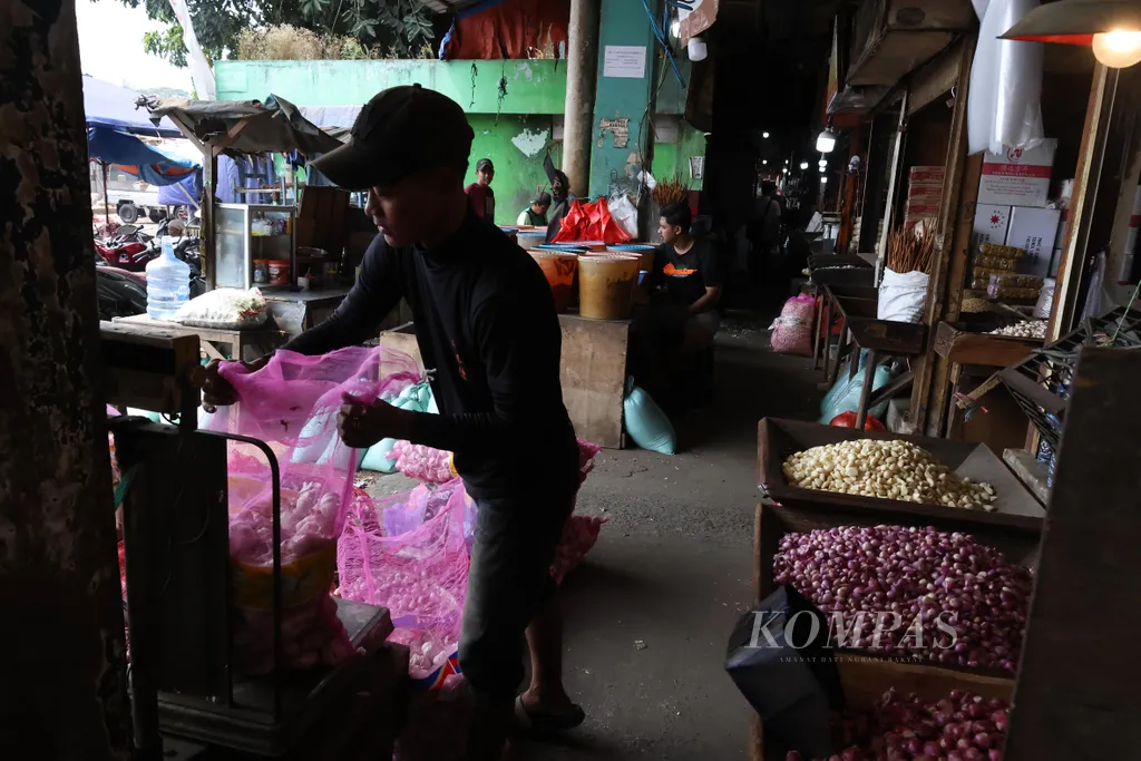 Buruh menimbang bawang putih di Pasar Induk Kramatjati, Jakarta, Sabtu (18/7/2026). Tingginya nilai tukar dolar berimbas pada naiknya harga bawang putih. Menurut data Pusat Informasi Harga Pangan Strategis Nasional Bank Indonesia, harga rerata bawang putih saat ini Rp 43.750 per kilogram, jauh di atas harga acuan penjualan (HAP) bawang putih di tingkat konsumen, yakni Rp 38.000-Rp 40.000 per kg tergantung wilayah.
KOMPAS/TOTOK WIJAYANTO
18-07-2026