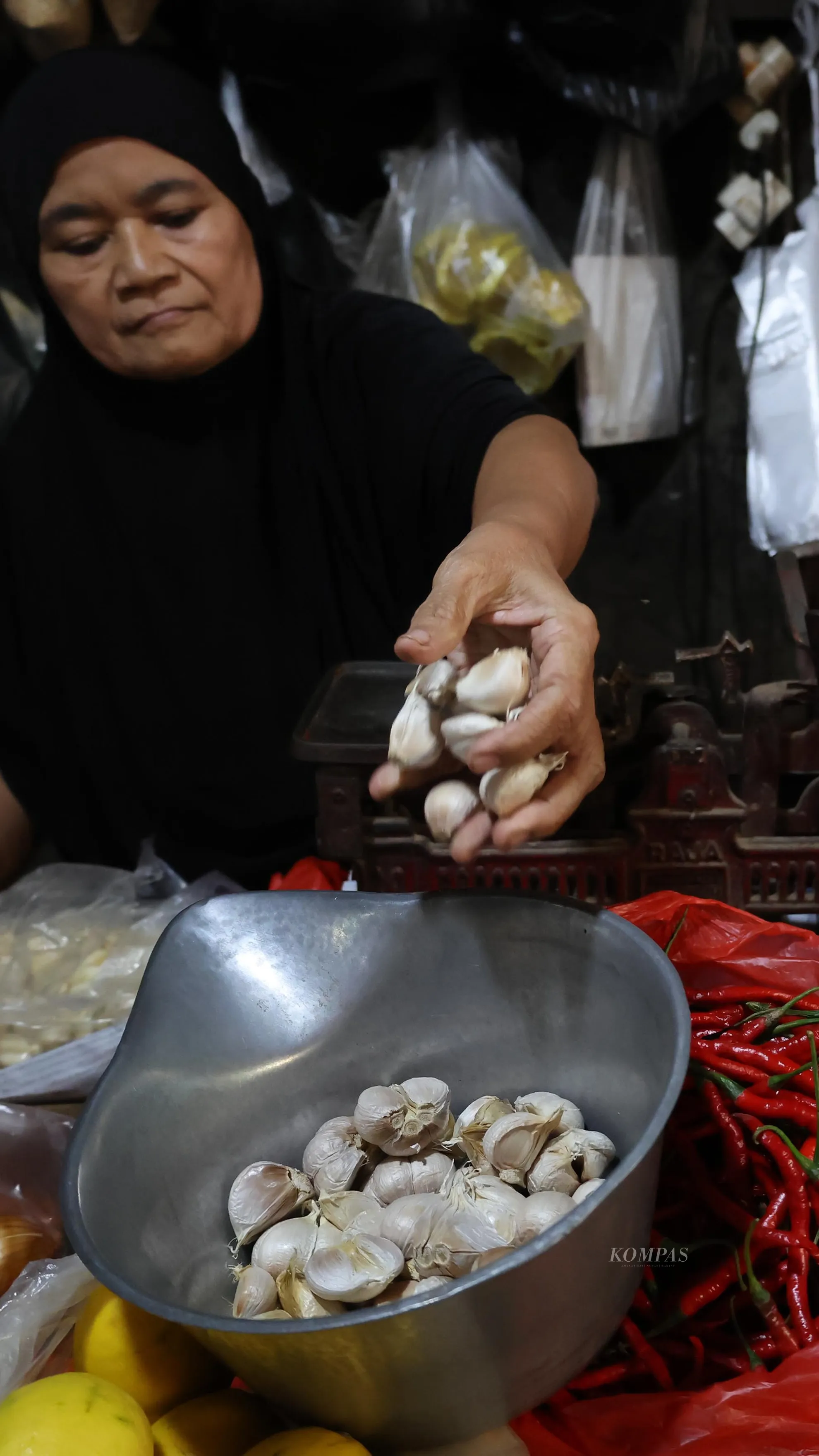 <p>Di tingkat pengecer, harga bawang putih sudah mencapai Rp 45.000 per kg. KOMPAS/TOTOK WIJAYANTO</p>
