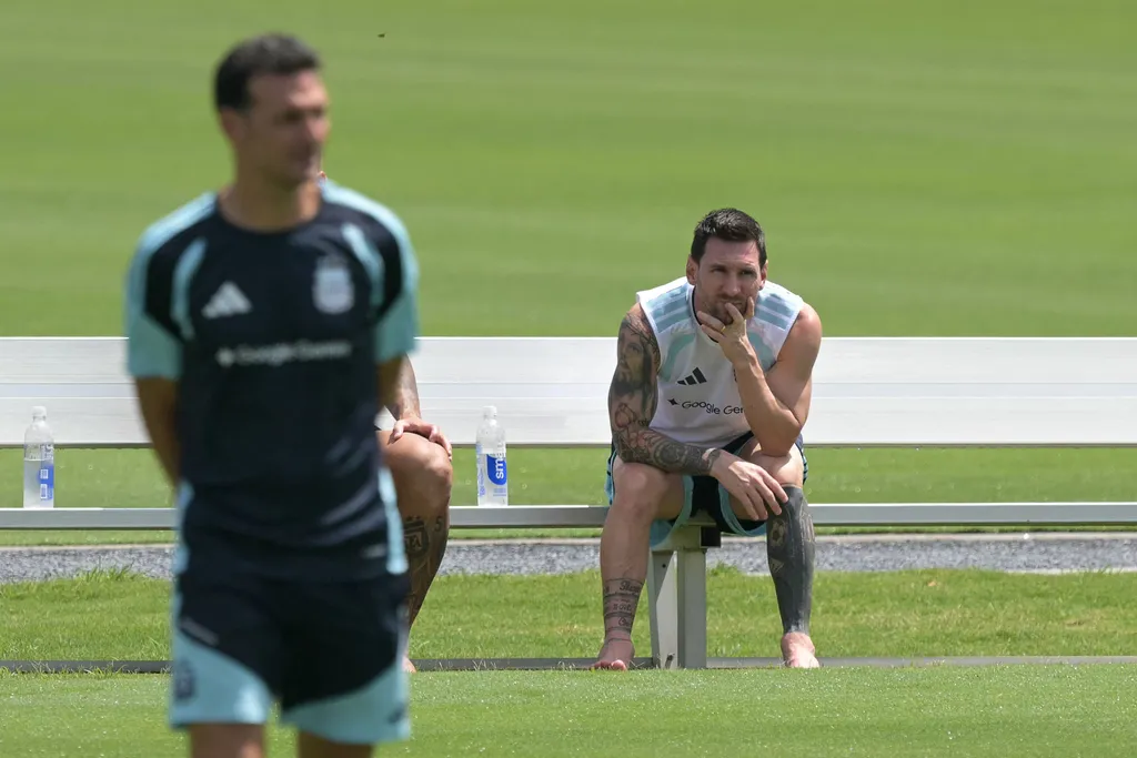 Argentina's forward #10 Lionel Messi (R) looks on as Argentina's head coach Lionel Scaloni (L) walks during a training session at the Atlanta United Training Centre in Marietta, Georgia, on July 16, 2026, ahead of the 2026 World Cup football tournament final match between Spain and Argentina. (Photo by JUAN MABROMATA / AFP)