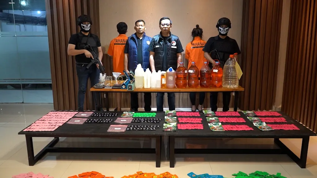 praktik clandestine lab atau home industri narkotika golongan II jenis etomidate yang beroperasi di wilayah Jakarta Barat Selasa (26/5/2026). Pelaku memasarkan produk ini ke wilayah Jakarta.