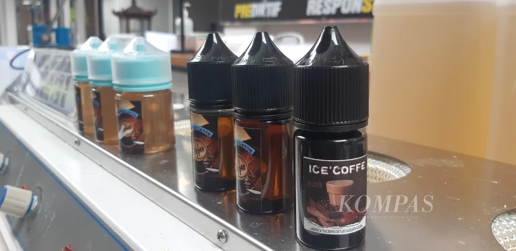 Barisan kemasan likuid vape mengandung sabu cair jaringan Iran yang dirilis Polda Metro Jaya, di Jakarta, Senin (16/1/2023). Sebanyak 400 lebih botol cairan ukuran 50 ml dan 30 ml dan sekitar 16 liter sabu cair, serta barang bukti lainnya diamankan dari rumah di komplek di Jalan Melati, Meruya Utara, Kembangan, Jakarta Barat.
