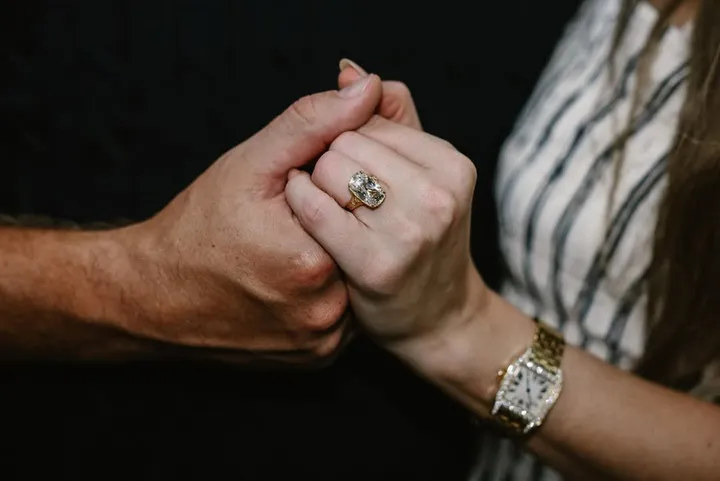 Tampak cincin pertunangan antara penyanyi Amerika Serikat Taylor Swift dengan atlet Travis Kelce yang dibagikan di akun Instagram Swift pada Selasa (26/8/2025).