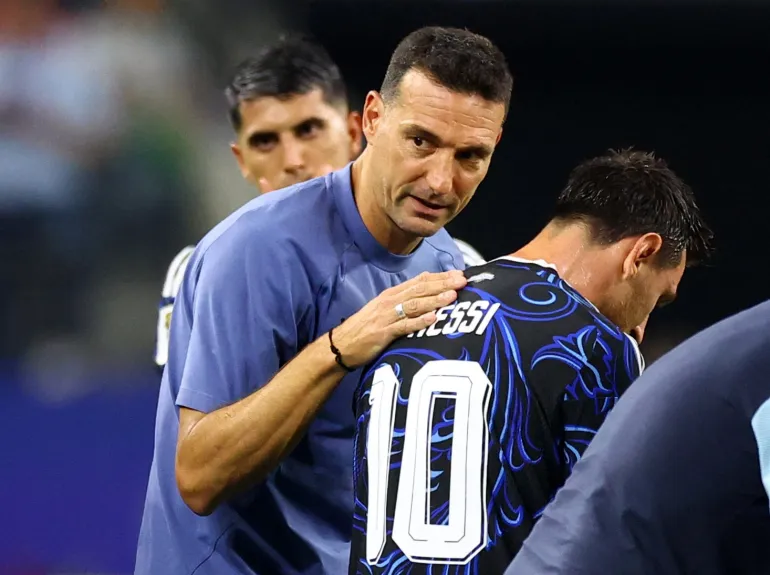 Soccer Football - FIFA World Cup 2026 - Group J - Jordan v Argentina - Dallas Stadium, Arlington, Texas, U.S. - June 27, 2026 Argentina coach Lionel Scaloni gives instructions to Lionel Messi during a hydration break REUTERS/Hannah Mckay